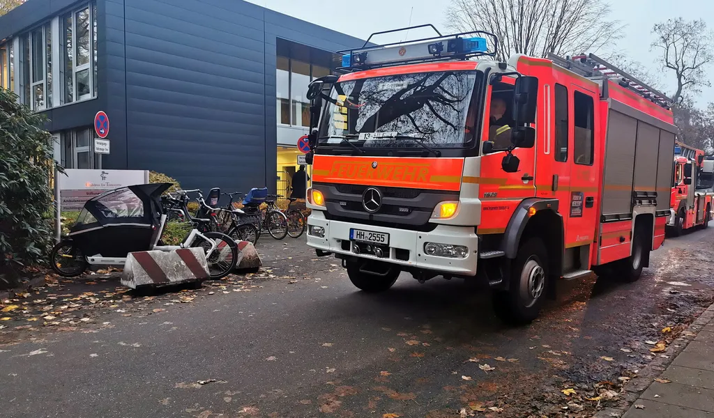 Ein Einsatzfahrzeug der Feuerwehr steht vor dem UKE.