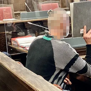 Angeklagter neben dem Anwalt