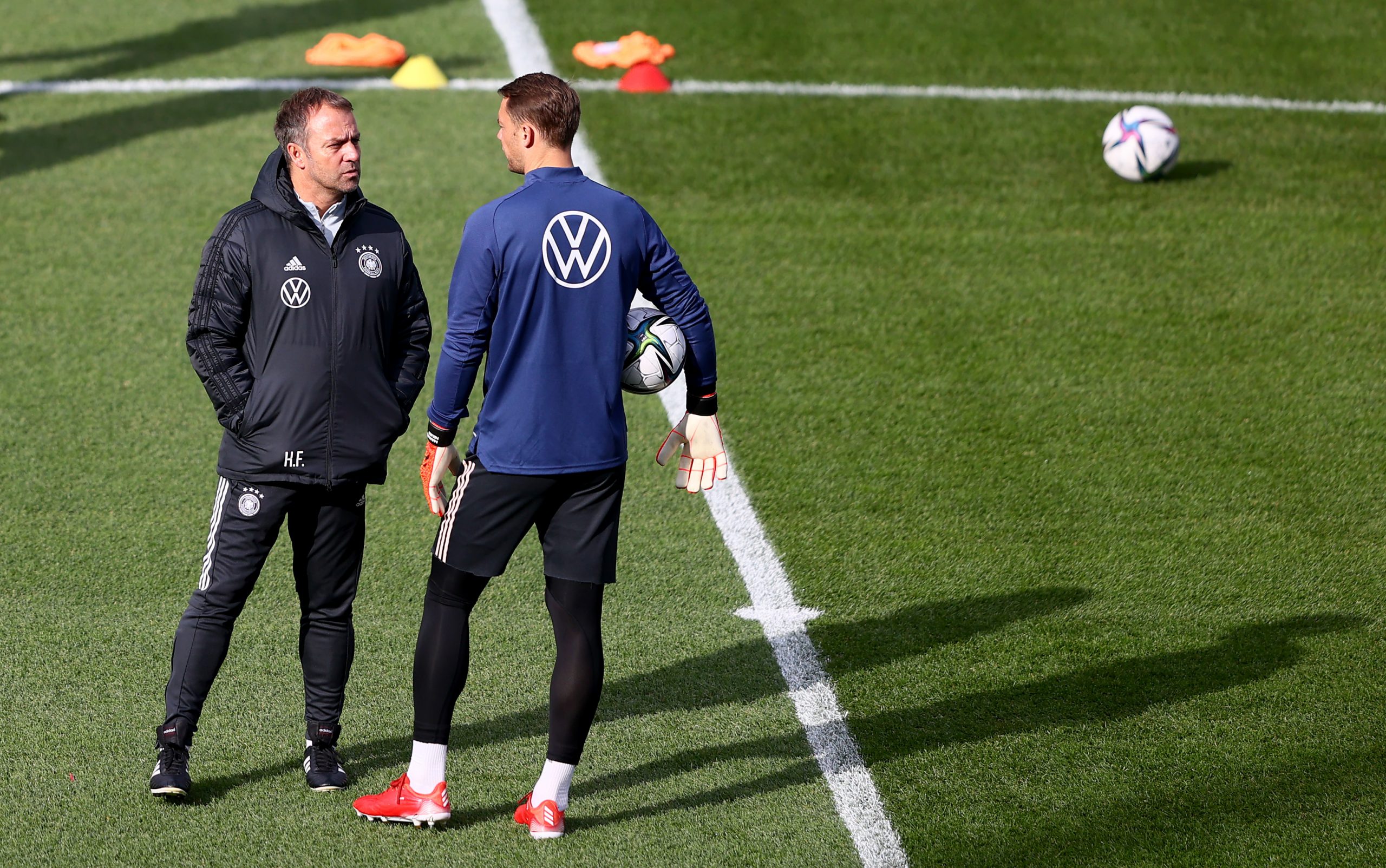 Bundestrainer Hansi Flick und FC Bayerns Manuel Neuer