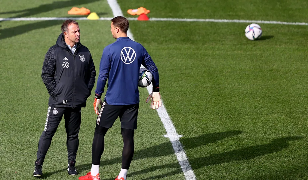 Bundestrainer Hansi Flick und FC Bayerns Manuel Neuer