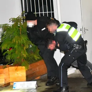 Polizeieinsatz in einer Kneipe in Hamburg-Harburg, Polizisten führen einen Mann ab