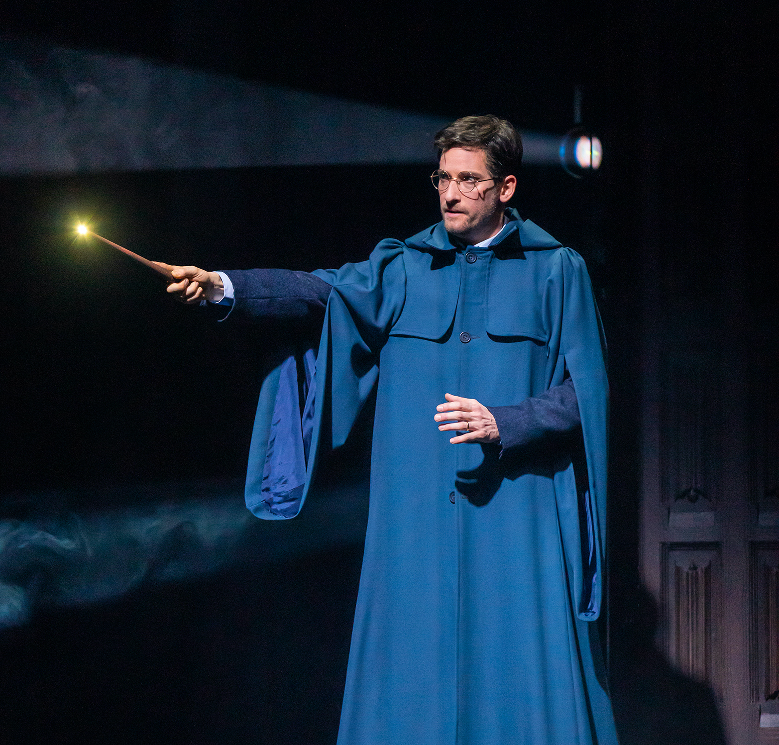 Der Schauspieler Markus Schöttl im Harry-Potter-Kostüm mit Zauberstab