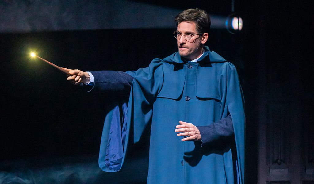 Der Schauspieler Markus Schöttl im Harry-Potter-Kostüm mit Zauberstab