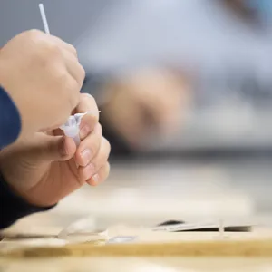 Ein Schüler macht vor der ersten Stunde an einer Schule einen Corona-Schnelltest.