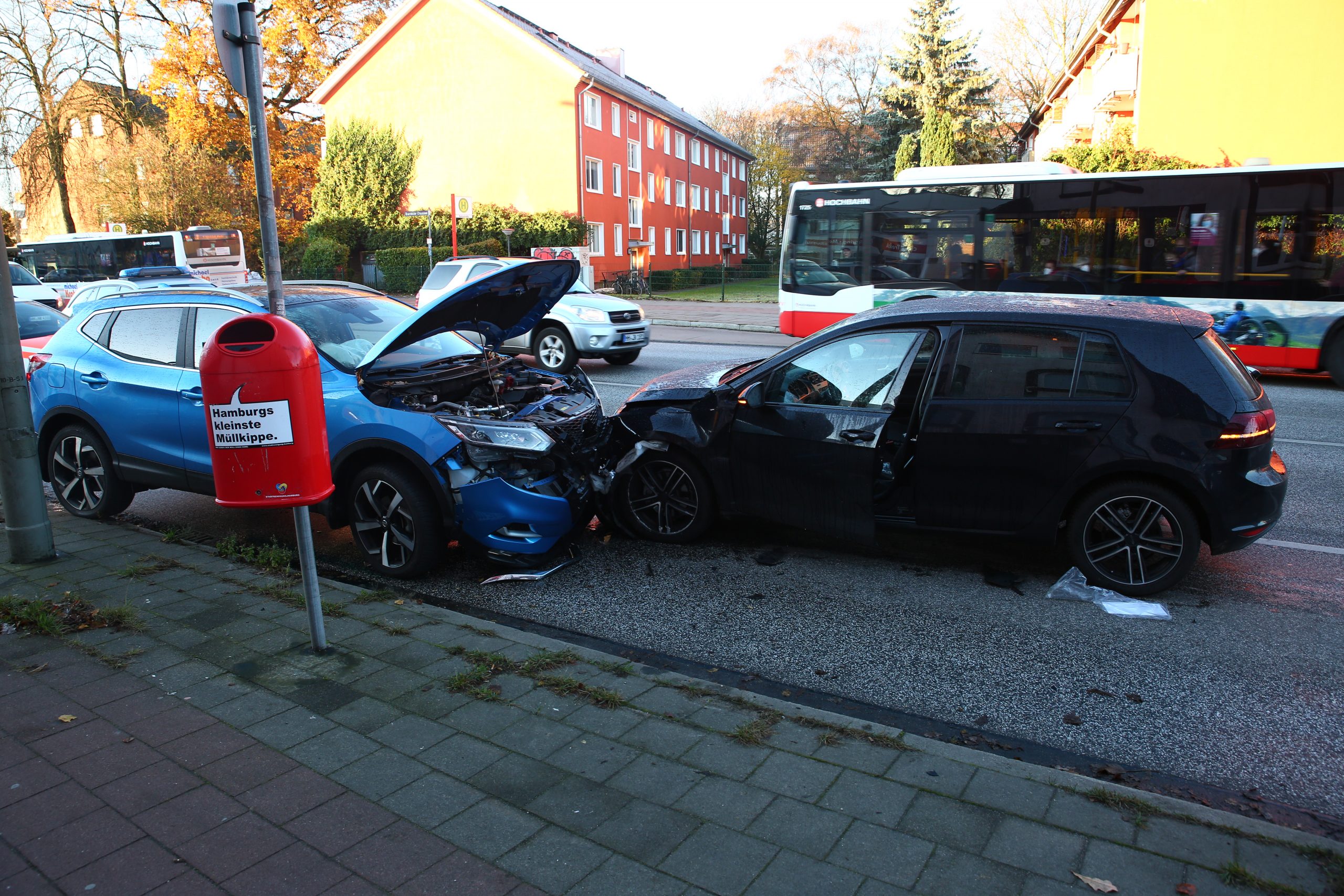 Zwei schwer beschädigte Autos stehen auf der Bramfelder Chaussee in Hamburg.