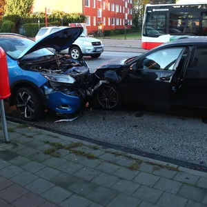 Zwei schwer beschädigte Autos stehen auf der Bramfelder Chaussee in Hamburg.