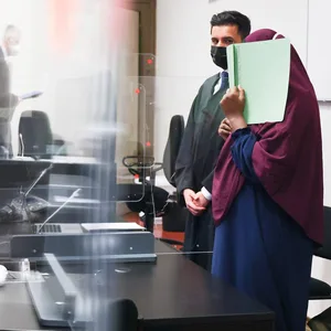 Die Angeklagte und ihr Anwalt Nawied Haschimzada (2.v.l) vor dem Hanseatischen Oberlandesgericht.