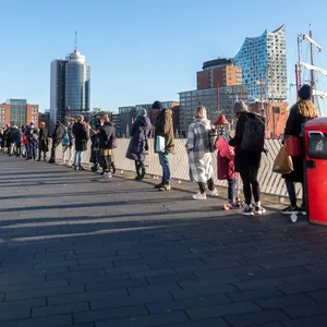Menschen stehen an der Promenade in der Schlange