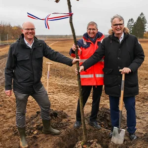 Hamburgs Airport-Chef Michael Eggenschwiler (M.), Andreas Rieckhof (r), Staatsrat der Hamburger Wirtschaftsbehörde und Tobias Goldschmidt, Staatssekretär im Umweltministerium Schleswig-Holstein pflanzen eine Traubeneiche im sogenannten Klimawald des Hamburger Airports.