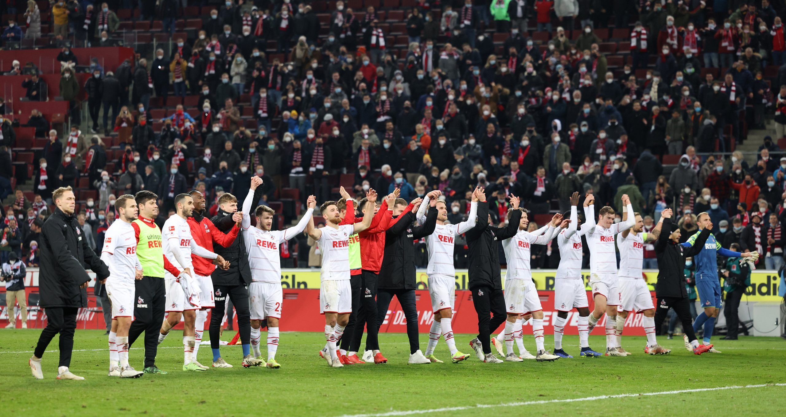 Der 1. FC Köln feiert seinen Derbysieg vor 50.000 Zuschauern.