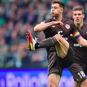 Beim 1:1 in Bremen verteidigten James Lawrence (l.) und Jakov Medic gemeinsam für St. Pauli.