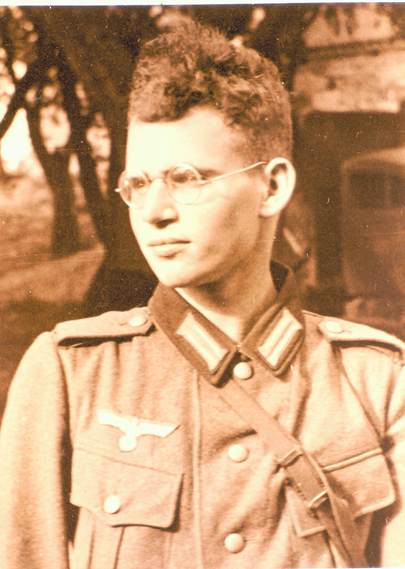 Wohl in der Hoffnung, damit seine jüdische Mutter zu schützen, meldet sich Hans Leipelt freiwillig zur Wehrmacht, bekommt das Eiserne Kreuz. 1940 wird er wegen seiner jüdischen Herkunft wieder entlassen.
