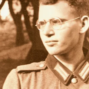 Wohl in der Hoffnung, damit seine jüdische Mutter zu schützen, meldet sich Hans Leipelt freiwillig zur Wehrmacht, bekommt das Eiserne Kreuz. 1940 wird er wegen seiner jüdischen Herkunft wieder entlassen.