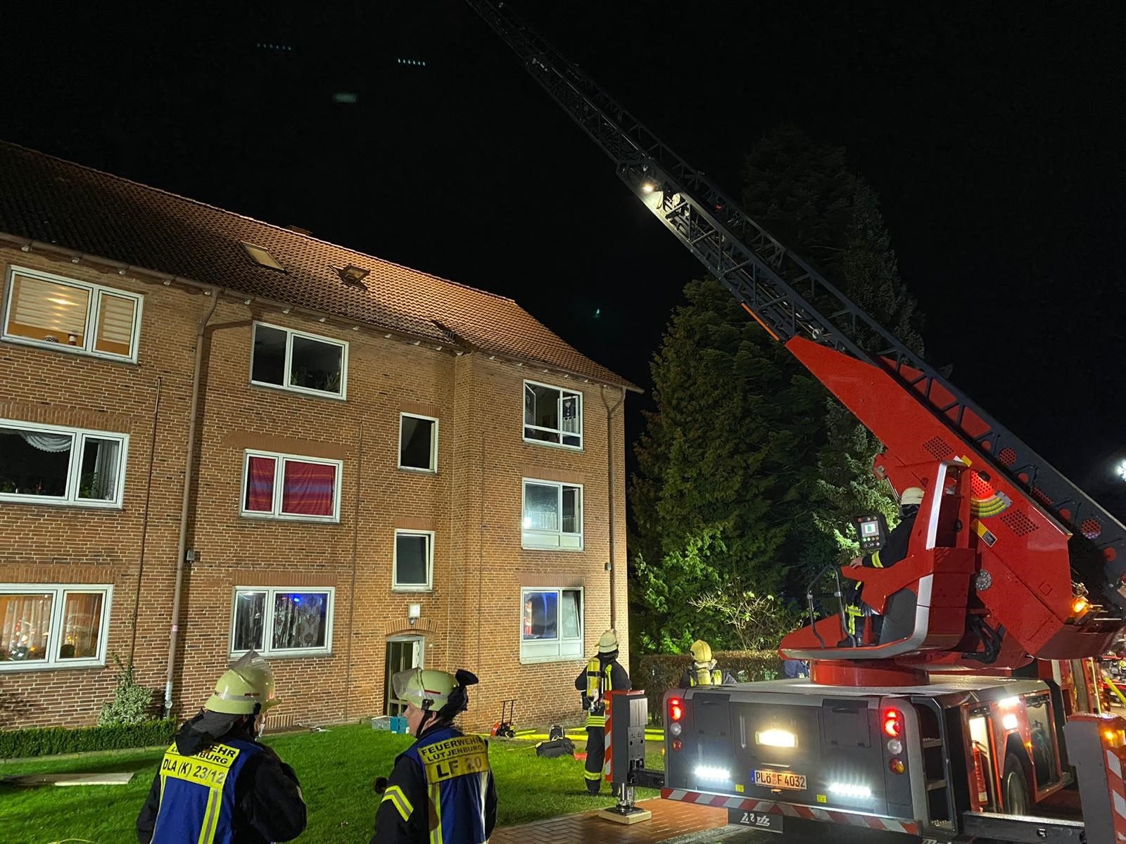 Feuer in Lütjenburg: Die Wohnung im Erdgeschoss brannte aus. Vier Menschen erlitten eine Rauchvergiftung.