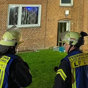 Feuer in Lütjenburg: Die Wohnung im Erdgeschoss brannte aus. Vier Menschen erlitten eine Rauchvergiftung.