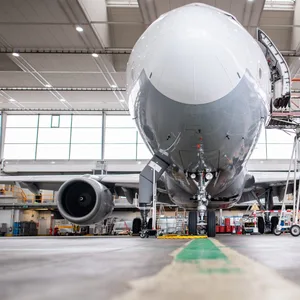Ein Airbus A320-200 in einer Werkshalle von Lufthansa Technik in Hamburg-Fuhlsbüttel.