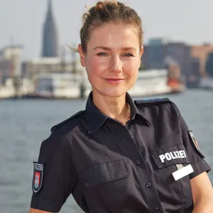 Rhea Harder am Hafen in Hamburg