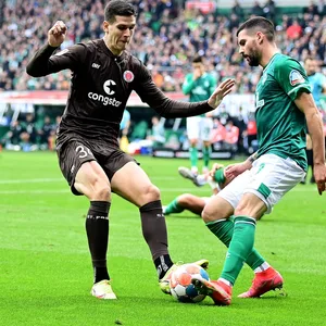 Igor Matanovic (l.) bei seinem einzigen Profi-Einsatz gegen den Bremer Anthony Jung