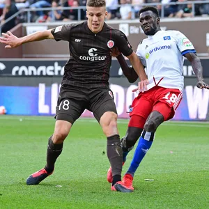 St. Paulis Jakov Medic (l.) und Bakery Jatta vom HSV im Derby-Hinspiel