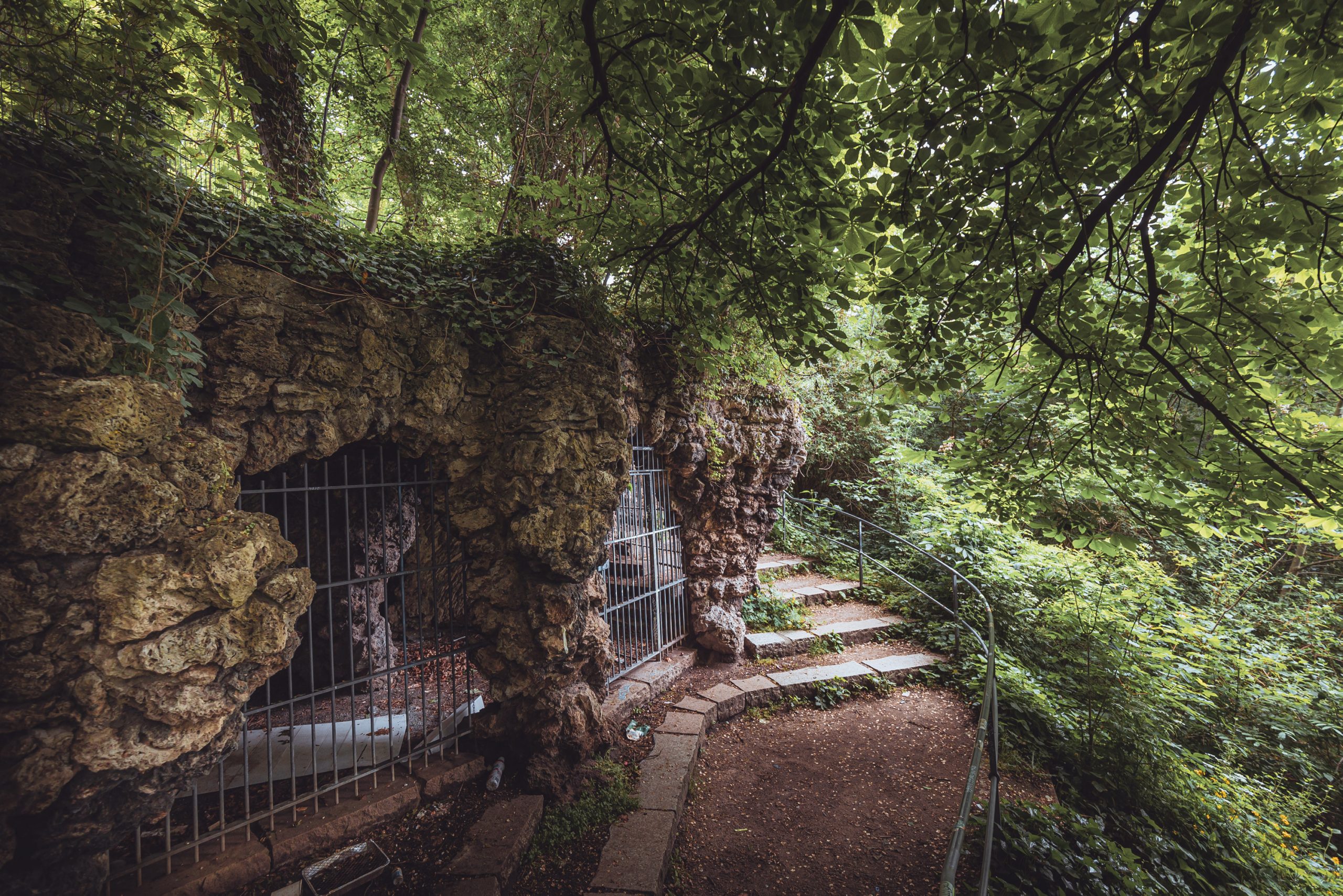 Die vergitterte Grotte liegt versteckt am Elbhang unterhalb des Altonaer Balkons.