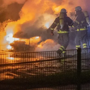 Aus dem Auto schlugen hohe Flammen.
