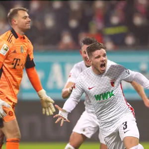 Mads Pedersen (r.) jubelt über sein 1:0, Manuel Neuer kann's nicht fassen.