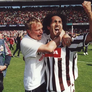 St. Paulis Deniz Baris (r.) jubelt mit Co-Trainer Joachim Philipkowski