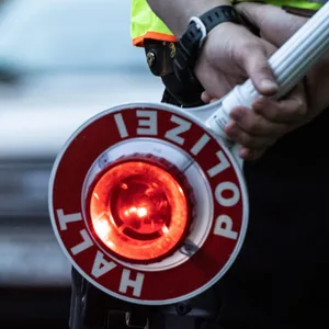Die Polizei überprüft einen Fahrer eines Kleintransportes auf dessen Fahrtüchtigkeit (Symbolbild)