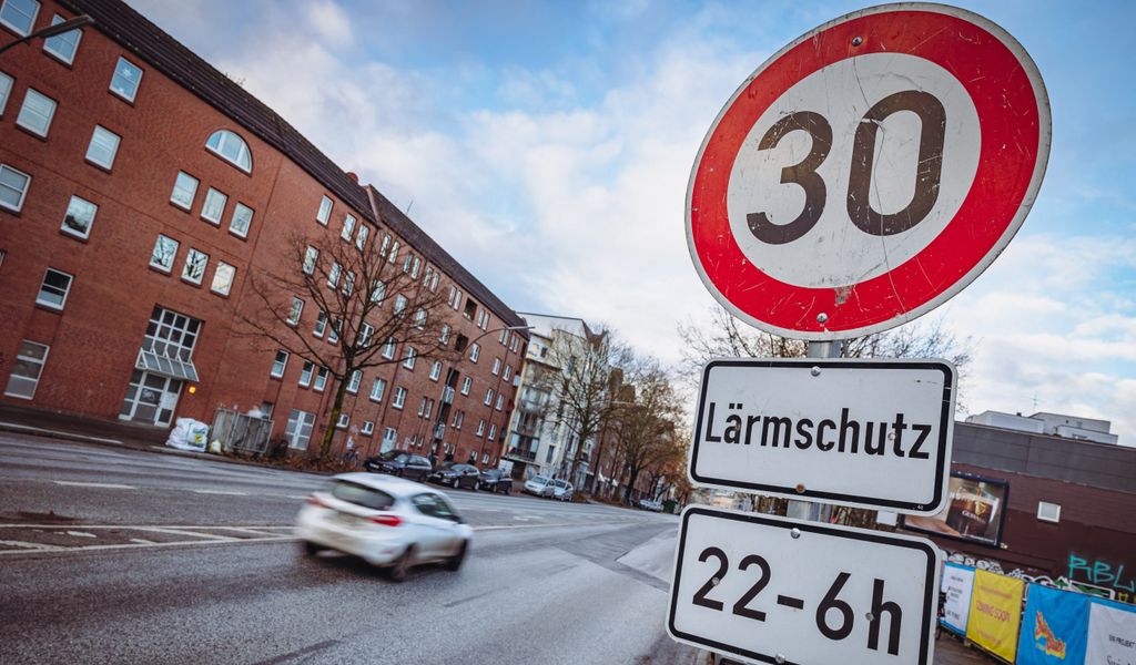 Das Schild in der Holstenstraße weist auf eine Tempo 30 Zone zwischen 22 und sechs Uhr hin.