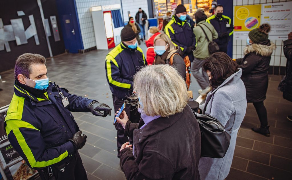 Vier Mitarbeiter der Hochbahn-Wache kontrollieren die 3G-Nachweise der Fahrgäste.