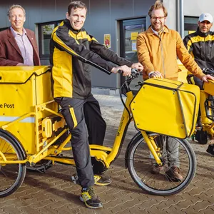 Verkehrssenator Anjes Tjarks (2.v.r) und Niederlassungsleiter Stefan Eckelmann (li), sowie zwei Mitarbeiter auf e-trikes