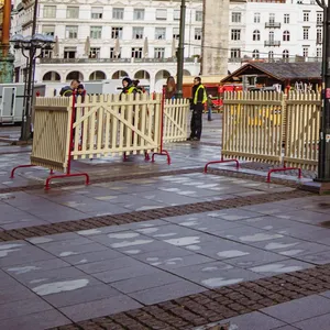 Aufbau Roncalli Weihnachtsmarkt vor dem Rathaus