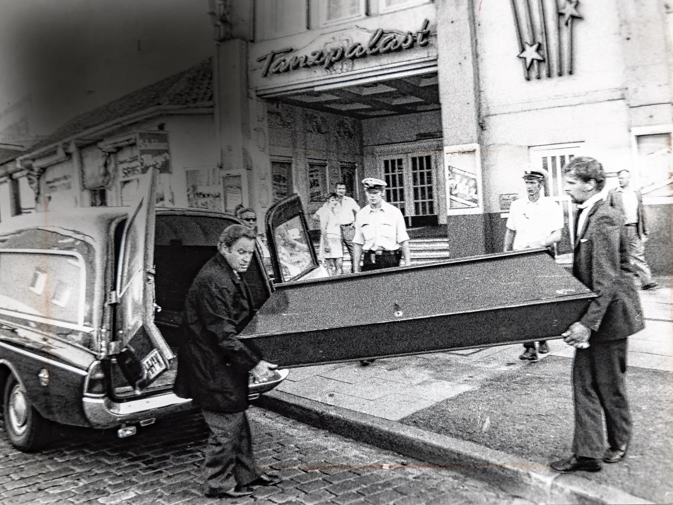 Am 14. August 1973 wird der Sarg mit der Leiche der 22-Jährigen aus dem heutigen „Deplhi Showpalast“ an der Eimsbütteler Chaussee getragen.