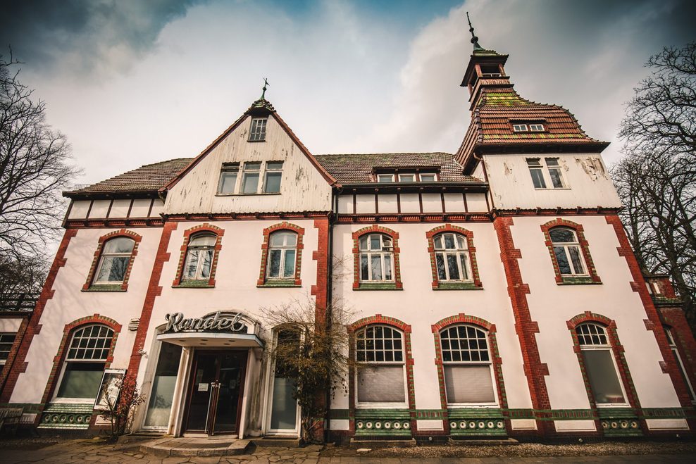 Das ehemalige Restaurant „Randel“: Der Prachtbau an der Poppenbüttler Landstraße 1 verfällt zusehends.
