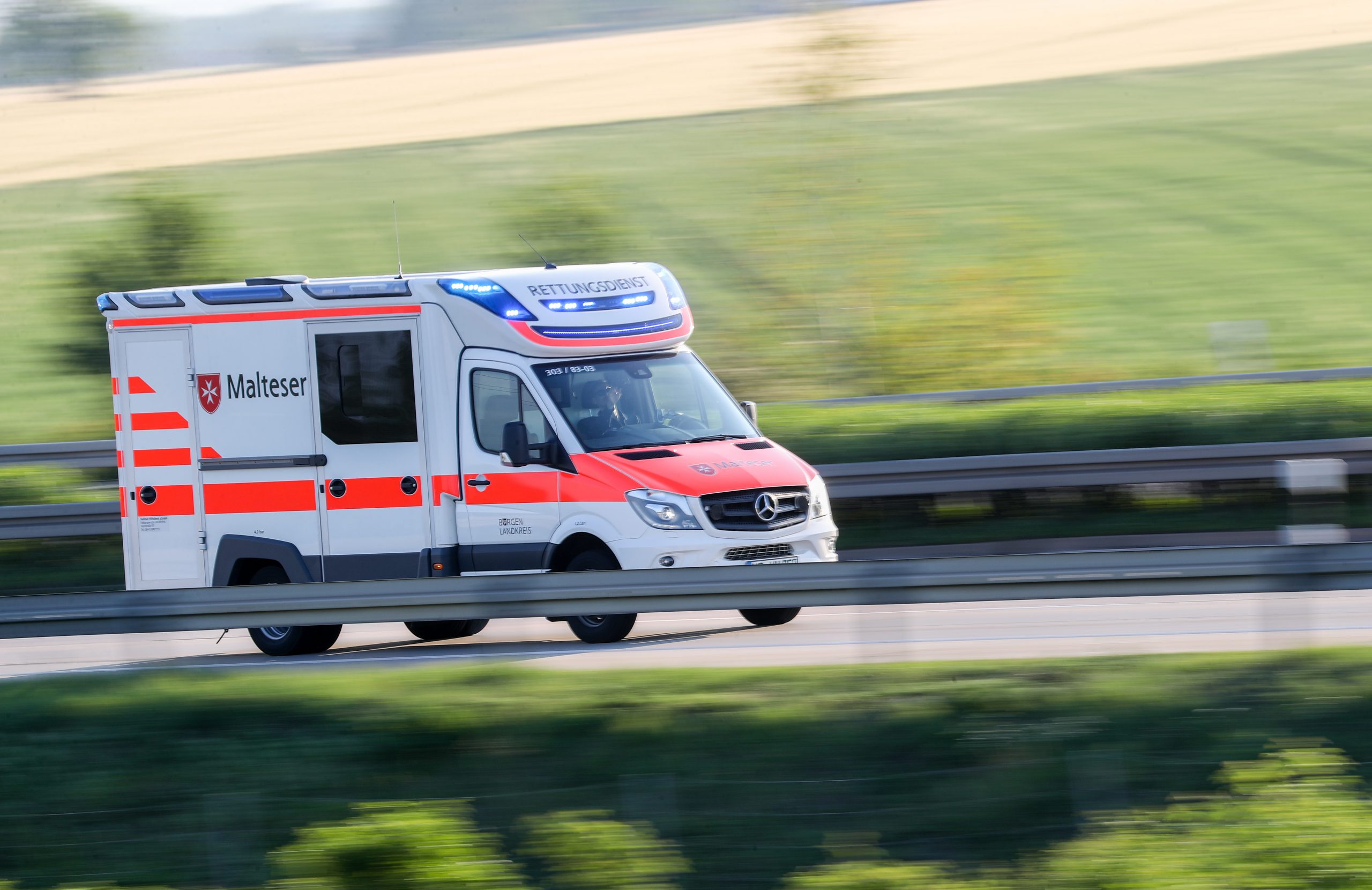 In Witzin und Franzburg ereigneten sich zwei schwere Unfälle: Eine Frau verstarb am Unfallort, drei weitere kamen schwer verletzt in eine Klinik (Symbolbild)
