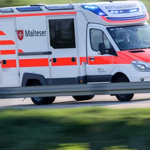 In Witzin und Franzburg ereigneten sich zwei schwere Unfälle: Eine Frau verstarb am Unfallort, drei weitere kamen schwer verletzt in eine Klinik (Symbolbild)