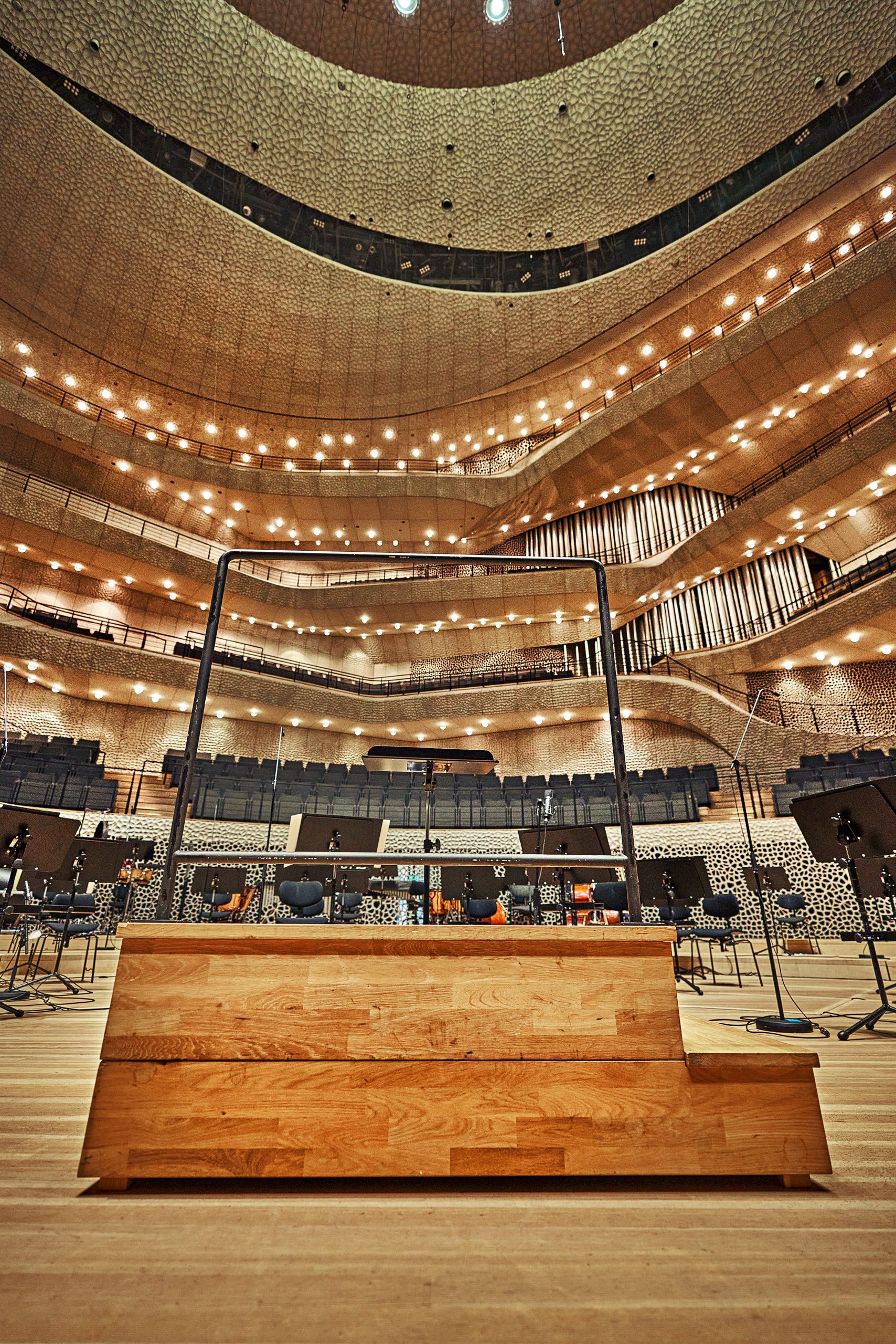 Blick auf das Dirigentenpult in der Elbphilharmonie