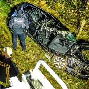 Einsatzkräfte am Unfallort in Dannewerk. Der Van musste abgeschleppt werden.