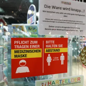 „Die Ware wird knapp“, heißt es im Schaufenster eines Spielwarenladens in Ottensen.