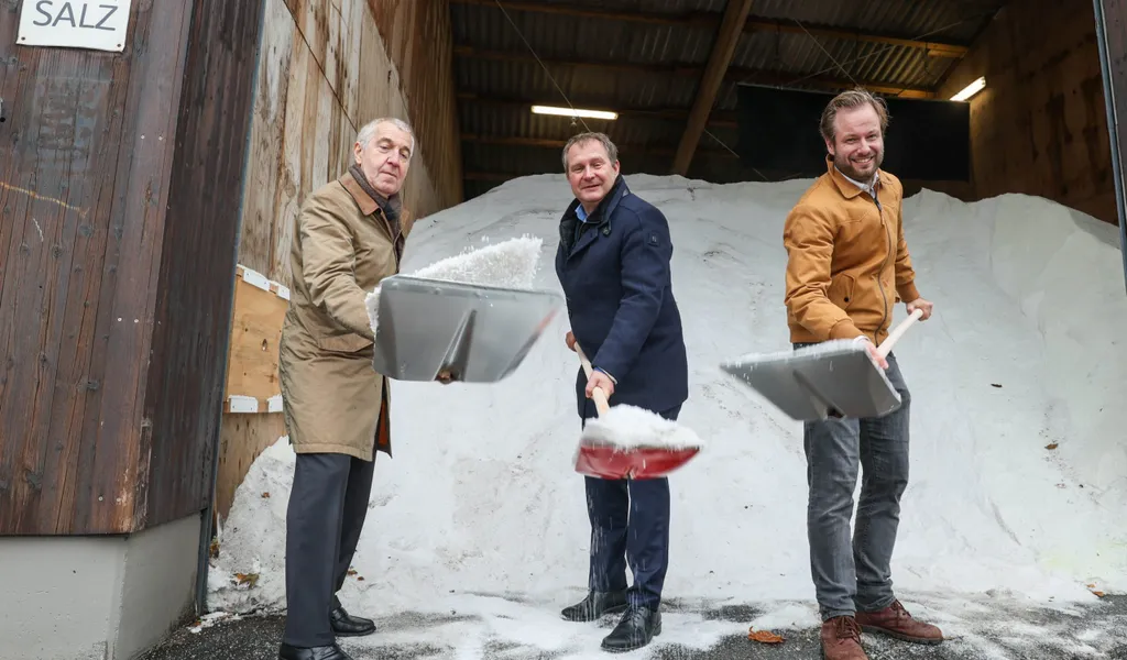 Stadtreinigung-Geschäftsführer Rüdiger Siechau, Umweltsenator Jens Kerstan (Grüne) und Verkehrssenator Anjes Tjarks (Grüne, v.l.) präsentierten den neuen Rad-Plan für Eis und Schnee.