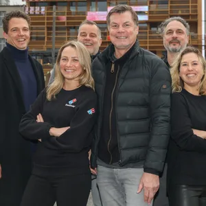 Partner und Initiatoren des MOPO-Adventskalenders (v.l.n.r.): Dr. Florian Brinkert von den Placebo Kickers, Julia Tank von domino’s, Frank Bremer von partus communication, Thomas Helmer und Prof. Dr. Tom Mir von den Placebo Kickers, Kathrin Rezac von domino’s und Mischa Hundrieser von partus communication.