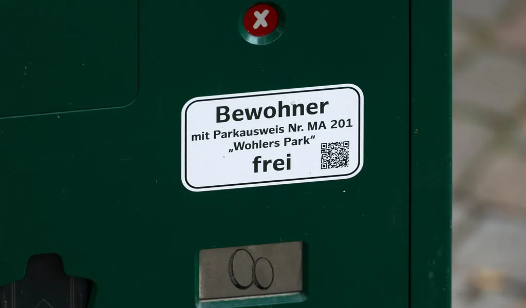 Hinweis eines Anwohnerparkgebiets auf einem Parkautomaten am Wohlers Park
