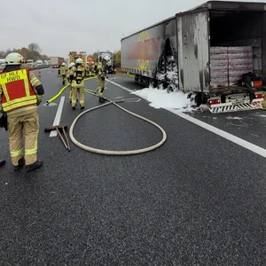 Auf der A2 bei Lehrte brannte ein Lkw aus.