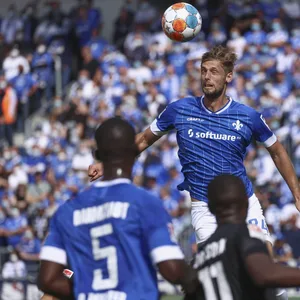 Lasse Sobiech beweist gegen Dresden seine Kopfballstärke.