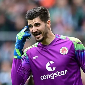 Für St. Pauli kann Nikola Vasilj regelmäßig zeigen, was er kann – für Bosnien sitzt er nur auf der Bank.