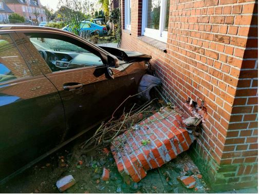 Ein gestohlenes Auto kam in Heie nach einem Crash mit einer Hauswand zum Stehen.