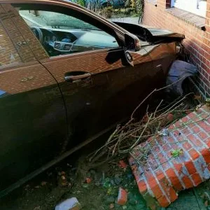 Ein gestohlenes Auto kam in Heie nach einem Crash mit einer Hauswand zum Stehen.