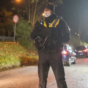 Ein Polizist mit Maschinenpistole