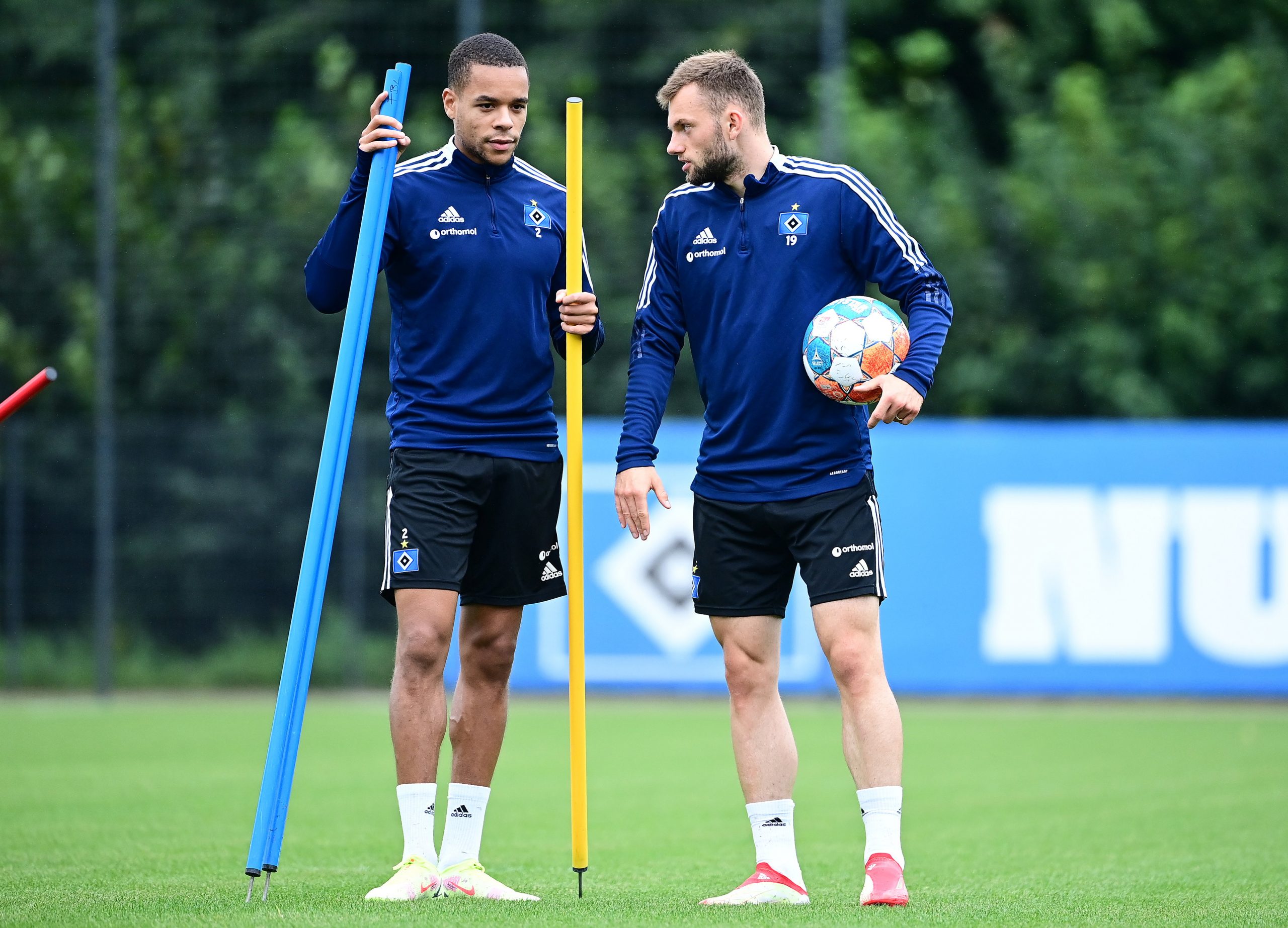 Die HSV-Profis Jan Gyamerah (l.) und Manuel Wintzheimer.