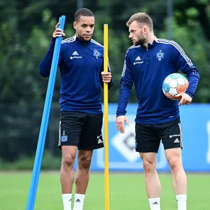 Die HSV-Profis Jan Gyamerah (l.) und Manuel Wintzheimer.